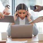 Uma quantidade impressionante de trabalhadores esgotados diz que estão fazendo três empregos ao mesmo tempo – sem aumento ou promoção