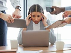 Uma quantidade impressionante de trabalhadores esgotados diz que estão fazendo três empregos ao mesmo tempo – sem aumento ou promoção Uma quantidade impressionante de trabalhadores esgotados diz que estão fazendo três empregos ao mesmo tempo – sem aumento ou promoção