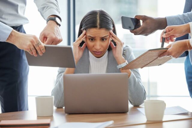 Uma quantidade impressionante de trabalhadores esgotados diz que estão fazendo Uma quantidade impressionante de trabalhadores esgotados diz que estão fazendo três empregos ao mesmo tempo – sem aumento ou promoção