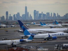 United Airlines cortando centenas de voos após um aviso claro aos clientes United Airlines cortando centenas de voos após um aviso claro aos clientes