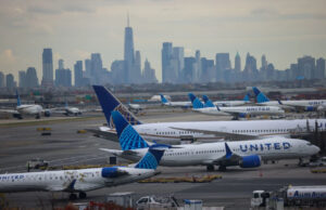 United Airlines cortando centenas de voos após um aviso claro aos clientes United Airlines cortando centenas de voos após um aviso claro aos clientes