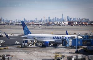 United Airlines planeja cortar voos em meio à alta dos preços do petróleo United Airlines planeja cortar voos em meio à alta dos preços do petróleo