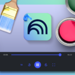 Uma mesa com laptop e outros itens de escritório, com o logotipo NotebookLM no centro.