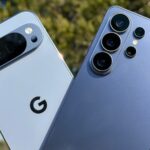 Vista aproximada dos smartphones Google Pixel 10 nas cores índigo, porcelana e capim-limão, exibidos em fundos coloridos vibrantes.