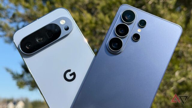 Vista aproximada dos smartphones Google Pixel 10 nas cores índigo, porcelana e capim-limão, exibidos em fundos coloridos vibrantes.