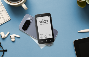 Usei um ‘sidephone’ minimalista para corrigir meu tempo de tela, mas é um luxo que a maioria não pode pagar Mão segurando um Mudita Kompakt, apresentando um close de seu botão lateral físico e ícones de segurança flutuantes.