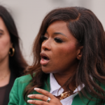 VÍDEO: Jasmine Crockett defende segurança morto pela SWAT de Dallas, acusada de se passar por oficial