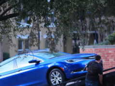 VÍDEO: Polícia prende homem mascarado e encontra munição do lado de fora da festa eleitoral de Ken Paxton em Dallas VÍDEO: Polícia prende homem mascarado e encontra munição do lado de fora da festa eleitoral de Ken Paxton em Dallas