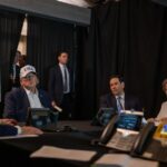 Um mapa visto no fundo desta foto na sala de situação de Donald Trump em Mar-a-Lago revela a posição das forças dos EUA, bem como outras informações durante a Operação Epic Fury.