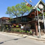 A polícia respondeu ao Backyard Beer Garden de Buford, no quarteirão 600 da Rio Grande Street, no centro de Austin, em 1º de março de 2026.