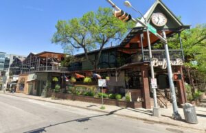 Várias pessoas mortas e até 20 baleadas em tiroteio em bar no Texas: relatório A polícia respondeu ao Backyard Beer Garden de Buford, no quarteirão 600 da Rio Grande Street, no centro de Austin, em 1º de março de 2026.