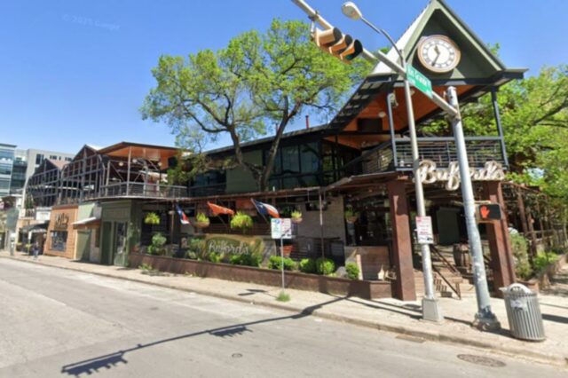 Várias pessoas mortas e até 20 baleadas em tiroteio em A polícia respondeu ao Backyard Beer Garden de Buford, no quarteirão 600 da Rio Grande Street, no centro de Austin, em 1º de março de 2026.