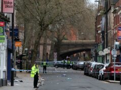 Vários feridos após motorista atropelar pedestres na cidade de Derby, no Reino Unido, diz a polícia Policiais trabalham perto de um cordão de isolamento instalado em Friar Gate, no centro de Derby, centro da Inglaterra, em 29 de março de 2026, após um incidente na noite anterior em que um motorista colidiu com pedestres.