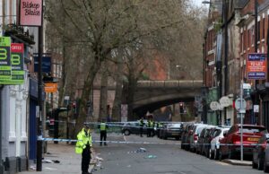 Vários feridos após motorista atropelar pedestres na cidade de Derby, no Reino Unido, diz a polícia Policiais trabalham perto de um cordão de isolamento instalado em Friar Gate, no centro de Derby, centro da Inglaterra, em 29 de março de 2026, após um incidente na noite anterior em que um motorista colidiu com pedestres.