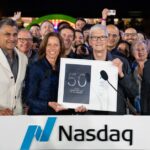 Veja Tim Cook tocar o sino de abertura da Nasdaq como parte das comemorações do 50º aniversário da Apple