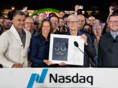 Veja Tim Cook tocar o sino de abertura da Nasdaq como parte das comemorações do 50º aniversário da Apple Veja Tim Cook tocar o sino de abertura da Nasdaq como parte das comemorações do 50º aniversário da Apple