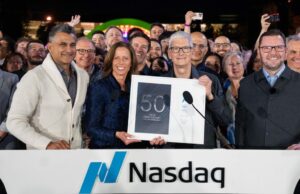 Veja Tim Cook tocar o sino de abertura da Nasdaq como parte das comemorações do 50º aniversário da Apple Veja Tim Cook tocar o sino de abertura da Nasdaq como parte das comemorações do 50º aniversário da Apple