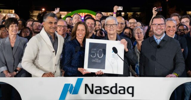 Veja Tim Cook tocar o sino de abertura da Nasdaq como parte das comemorações do 50º aniversário da Apple
