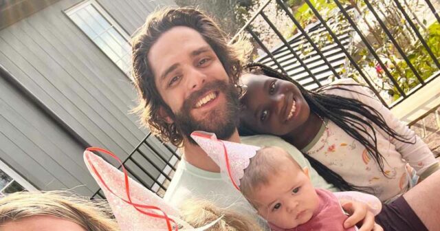 Veja as fotos mais doces da família de Thomas Rhett Veja as fotos mais doces da família de Thomas Rhett e sua esposa Lauren Akins