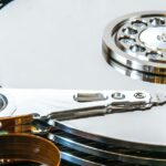 Veja como fazer backup de seus dispositivos Apple | Uma foto aproximada do interior de uma unidade de disco rígido