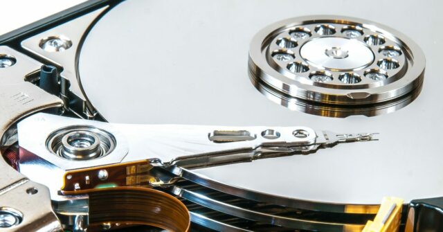 Veja como fazer backup de seus dispositivos Apple | Uma foto aproximada do interior de uma unidade de disco rígido