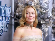 Veja como obter o visual romântico de ‘O Morro dos Ventos Uivantes’ – menos de US $ 50 NOVA IORQUE, NY - 9 DE MARÇO: Carolyn Bessette Kennedy participa da Brite Nite Party no Whitney Museum of American Art em 9 de março de 1999 na cidade de Nova York. (Foto de Patrick McMullan/Patrick McMullan via Getty Images)