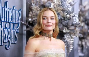 Veja como obter o visual romântico de ‘O Morro dos Ventos Uivantes’ – menos de US $ 50 NOVA IORQUE, NY - 9 DE MARÇO: Carolyn Bessette Kennedy participa da Brite Nite Party no Whitney Museum of American Art em 9 de março de 1999 na cidade de Nova York. (Foto de Patrick McMullan/Patrick McMullan via Getty Images)