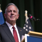 Veja este governador do Partido Republicano se contorcer quando questionado sobre as tarifas de Trump