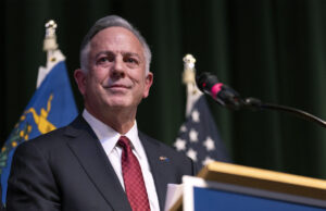 Veja este governador do Partido Republicano se contorcer quando questionado sobre as tarifas de Trump Veja este governador do Partido Republicano se contorcer quando questionado sobre as tarifas de Trump