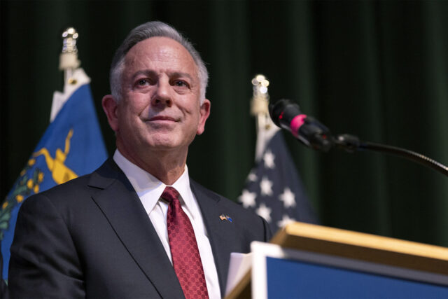 Veja este governador do Partido Republicano se contorcer quando questionado sobre as tarifas de Trump
