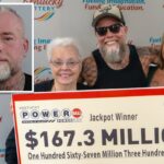 A foto de James Farthing mostra um homem com cabelos e barba grisalhos, vestindo uma blusa preta e coberto de tatuagens.