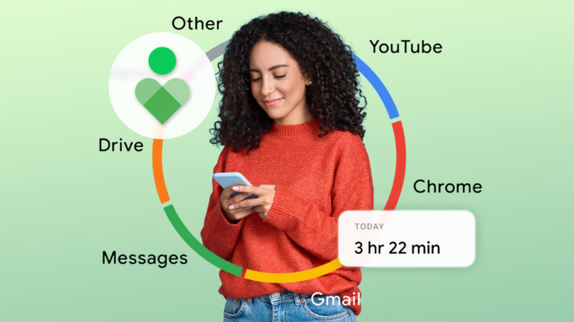 Dois smartphones Google Pixel colocados em uma superfície vermelha estilizada, um voltado para frente mostrando uma tela inicial minimalista e o outro mostrando a câmera traseira