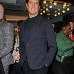 Vernon Kay interrompeu seu programa na BBC Radio 2 na manhã de terça-feira enquanto prestava homenagem ao seu colega que morreu