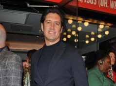 Vernon Kay interrompe o programa da BBC Radio 2 para anunciar a morte inesperada de seu colega Vernon Kay interrompeu seu programa na BBC Radio 2 na manhã de terça-feira enquanto prestava homenagem ao seu colega que morreu