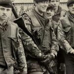 Patrick Mercer, 69, (na foto ao centro, segurando um rifle) completou nove viagens pela Irlanda do Norte