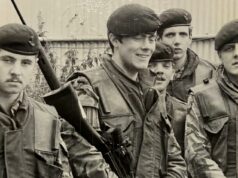 Veteranos acusam Keir Starmer de elogiar os soldados em público enquanto os ‘esfaqueava nas costas’ por causa dos problemas Patrick Mercer, 69, (na foto ao centro, segurando um rifle) completou nove viagens pela Irlanda do Norte