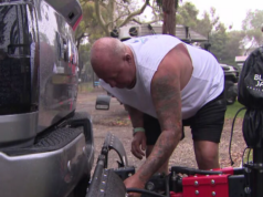 Viagens rodoviárias de Páscoa enlatadas, cafés cobram sobretaxa enquanto os preços dos combustíveis aumentam O homem da Gold Coast, Richard Croydon, está há quatro semanas em uma viagem de nove meses.