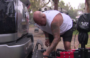 Viagens rodoviárias de Páscoa enlatadas, cafés cobram sobretaxa enquanto os preços dos combustíveis aumentam O homem da Gold Coast, Richard Croydon, está há quatro semanas em uma viagem de nove meses.