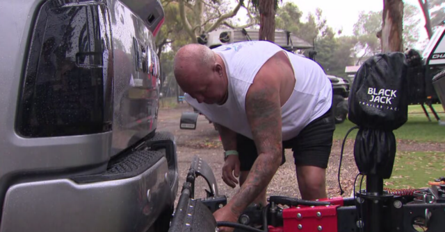 Viagens rodoviárias de Páscoa enlatadas, cafés cobram sobretaxa enquanto os O homem da Gold Coast, Richard Croydon, está há quatro semanas em uma viagem de nove meses.