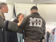 Viajante da American Airlines enlouquece ao ser supostamente expulsa do avião por reproduzir vídeos no alto-falante Um passageiro da American Airlines grita em um avião.