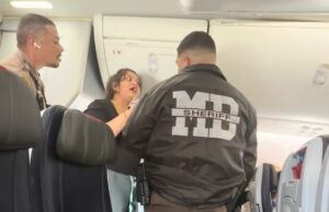 Viajante da American Airlines enlouquece ao ser supostamente expulsa do avião por reproduzir vídeos no alto-falante Um passageiro da American Airlines grita em um avião.