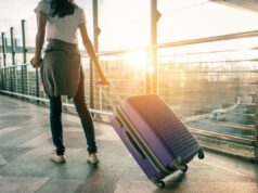 Viajante revela hack surpreendente para a viagem solo mais ‘libertadora’: ‘Podemos falar sobre privilégios feios?’ Vista traseira de uma turista asiática com mochila e chapéu andando na Khao San Road em Bangkok, Tailândia.