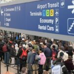 Viajantes ainda atormentados por centenas de cancelamentos de voos e atrasos após tempestades de neve varrerem o leste dos EUA