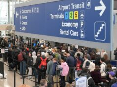 Viajantes ainda atormentados por centenas de cancelamentos de voos e atrasos após tempestades de neve varrerem o leste dos EUA Viajantes ainda atormentados por centenas de cancelamentos de voos e atrasos após tempestades de neve varrerem o leste dos EUA