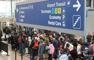 Viajantes ainda atormentados por centenas de cancelamentos de voos e atrasos após tempestades de neve varrerem o leste dos EUA Viajantes ainda atormentados por centenas de cancelamentos de voos e atrasos após tempestades de neve varrerem o leste dos EUA