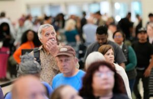 Viajantes em pânico ouvem uma nova mensagem dos aeroportos: não chegue tão cedo Viajantes em pânico ouvem uma nova mensagem dos aeroportos: não chegue tão cedo
