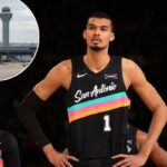 Victor Wembanyama nº 1 do San Antonio Spurs observa durante o jogo contra o New York Knicks em 1º de março de 2026 no Madison Square Garden em Nova York, Nova York.