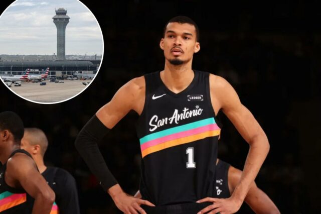 Victor Wembanyama nº 1 do San Antonio Spurs observa durante o jogo contra o New York Knicks em 1º de março de 2026 no Madison Square Garden em Nova York, Nova York. 