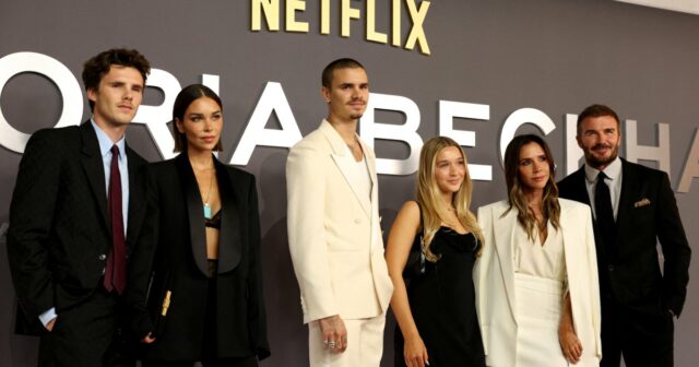 Victoria Beckham compartilha sentimentos pelo filho Brooklyn em meio a um drama familiar contínuo: 'Nós dois amamos você'