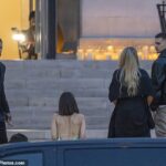 Victoria Beckham foi apoiada por seu marido David e pelos filhos Romeo, Cruz e Harper em seu desfile na Paris Fashion Week na sexta-feira.